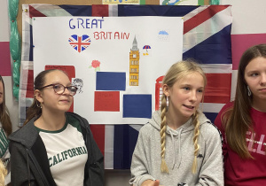 Uczennice klasy 6 prezentują ciekawostki na temat Wielkiej Brytanii