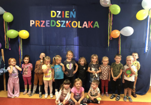 Grupa dzieci przy dekoracji z napisem: Dzień Przedszkolaka