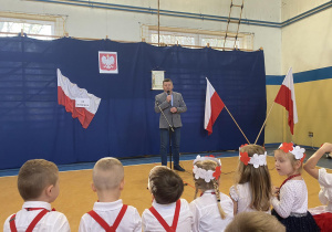 Pan dyrektor Grzegorz Wołąkiewicz dziękuję uczniom za udział w obchodach Święta Niepodległości.
