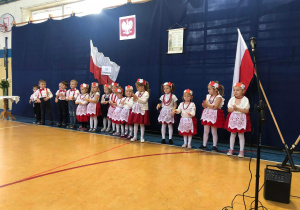 Oddział przedszkolny „Smerfy” podczas „Festiwalu pieśni patriotycznej”.
