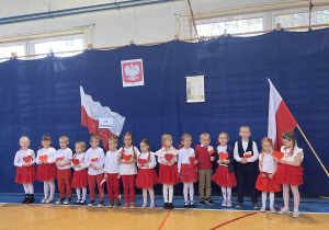 Oddział przedszkolny „Krasnale” podczas „Festiwalu pieśni patriotycznej”.