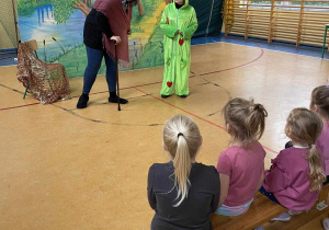 Dzieci w trakcie przedstawienia