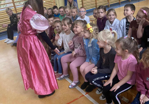 Dzieci wraz z księżniczką Alicją
