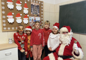 Święty Mikołaj z uczniami klasy drugiej