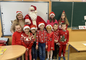 Święty Mikołaj z uczniami klasy pierwszej