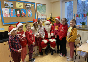 Święty Mikołaj z uczniami klasy trzeciej