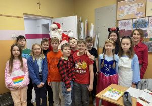 Święty Mikołaj z uczniami klasy czwartej