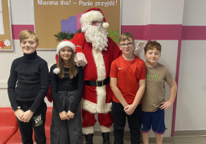 Święty Mikołaj z uczniami klasy piątej