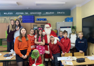 Święty Mikołaj z uczniami klasy szóstej