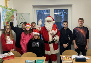 Święty Mikołaj z uczniami klasy siódmej