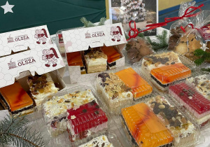 Ciasta i słodkości zasponsorowane przez cukiernię OLSZA na kiermasz bożonarodzeniowy w naszej szkole.
