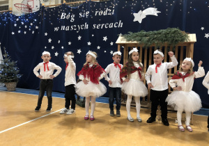 Dzieci z oddziału przedszkolnego 5- i 6- latków podczas „Koncertu kolęd i pastorałek”.