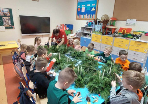 Dzieci podczas robienia stoików świątecznych