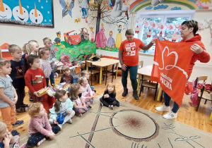 Panie pokazują symbol Szlachetnej Paczki