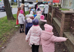 Dzieci w drodze do bawialni.