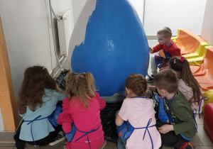 Dzieci malują jajo wielkanocne