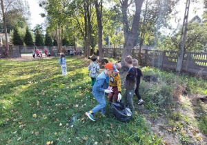 Dzieci biorą udział w akcji sprzątania świata