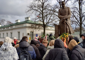 Przed pomnikiem Józefa Piłsudskiego