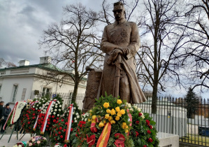 Pomnik Józefa Piłsudskiego ze świeżo złożonymi wieńcami, także przez kibiców Legii Warszawa