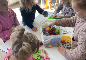 Uczniowie podczas warsztatów edukacyjnych.