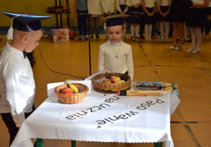 Uczniowie podczas uroczystości pasowania na ucznia.