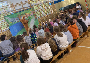 Dzieci z oddziałów przedszkolnych i klas I-III podczas spektaklu