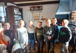 Uczniowie klasy drugiej i trzeciej w Regionalnym Muzeum w Opocznie zwiedzają wystawę stałą „Rekonstrukcja chałupy opoczyńskiej”.