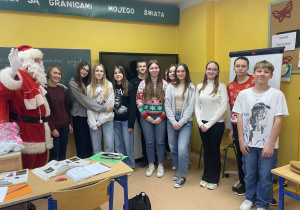 Uczniowie świętują szkolne mikołajki