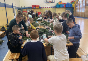 Uczniowie i rodzice podczas warsztatów florystycznych