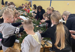 Uczniowie i rodzice podczas warsztatów florystycznych
