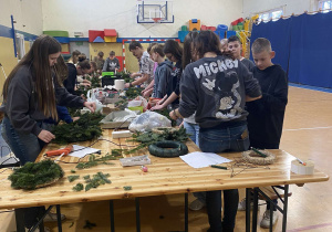 Uczniowie i rodzice podczas warsztatów florystycznych