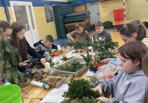 Uczniowie i rodzice podczas warsztatów florystycznych