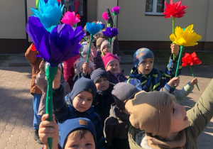 Przedszkolaki idą szukać Pani Wiosny