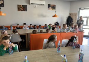 Przedszkolaki uczestniczą w warsztatach robienia pizzy