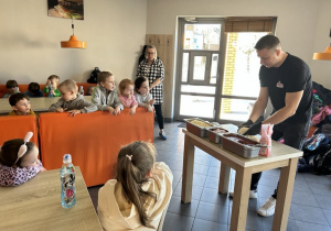 Przedszkolaki uczestniczą w warsztatach robienia pizzy