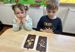 Dzieci podczas warsztatów czekoladowych