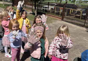 Dzieci wychodzą na plac szkolny sprzątać teren wokół placu zabaw