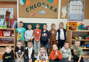 Przedszkolaki świętuję Dzień Chłopaka