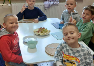 Dzieci przygotowują sałatkę owocową
