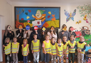 Warsztaty prowadzone w ramach koła zainteresowań przez ósmoklasistów dla grupy 0 na temat ważności noszenia odblasków. Wspólne malowanie i rozpoznawanie znaczenia znaków drogowych.