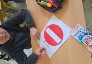 Warsztaty prowadzone w ramach koła zainteresowań przez ósmoklasistów dla grupy 0 na temat ważności noszenia odblasków. Wspólne malowanie i rozpoznawanie znaczenia znaków drogowych