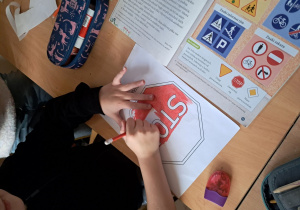 Warsztaty prowadzone w ramach koła zainteresowań przez ósmoklasistów dla grupy 0 na temat ważności noszenia odblasków. Wspólne malowanie i rozpoznawanie znaczenia znaków drogowych