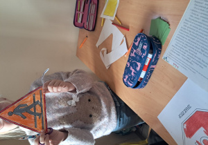 Warsztaty prowadzone w ramach koła zainteresowań przez ósmoklasistów dla grupy 0 na temat ważności noszenia odblasków. Wspólne malowanie i rozpoznawanie znaczenia znaków drogowych