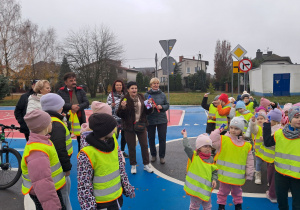 W ramach konkursu "Odblaskowa szkoła" uczniowie ze Szkoły Podstawowej w Sielcu zaprosili Seniorów z Akademii Aktywnego Seniora w Opocznie oraz przedszkolaków z Przedszkola nr 2 w Opocznie do wspólnej prelekcji o bezpieczeństwie na drodze i potrzebie noszenia odblasków, która odbyła się w miasteczku rowerowym i została przeprowadzona przez Funkcjonariuszy z KPP w Opocznie.