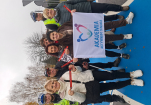 W ramach konkursu "Odblaskowa szkoła" uczniowie ze Szkoły Podstawowej w Sielcu zaprosili Seniorów z Akademii Aktywnego Seniora w Opocznie oraz przedszkolaków z Przedszkola nr 2 w Opocznie do wspólnej prelekcji o bezpieczeństwie na drodze i potrzebie noszenia odblasków, która odbyła się w miasteczku rowerowym i została przeprowadzona przez Funkcjonariuszy z KPP w Opocznie.