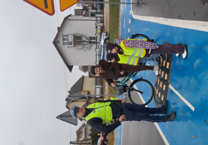 W ramach konkursu "Odblaskowa szkoła" uczniowie ze Szkoły Podstawowej w Sielcu zaprosili Seniorów z Akademii Aktywnego Seniora w Opocznie oraz przedszkolaków z Przedszkola nr 2 w Opocznie do wspólnej prelekcji o bezpieczeństwie na drodze i potrzebie noszenia odblasków, która odbyła się w miasteczku rowerowym i została przeprowadzona przez Funkcjonariuszy z KPP w Opocznie.