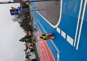 W ramach konkursu "Odblaskowa szkoła" uczniowie ze Szkoły Podstawowej w Sielcu zaprosili Seniorów z Akademii Aktywnego Seniora w Opocznie oraz przedszkolaków z Przedszkola nr 2 w Opocznie do wspólnej prelekcji o bezpieczeństwie na drodze i potrzebie noszenia odblasków, która odbyła się w miasteczku rowerowym i została przeprowadzona przez Funkcjonariuszy z KPP w Opocznie.