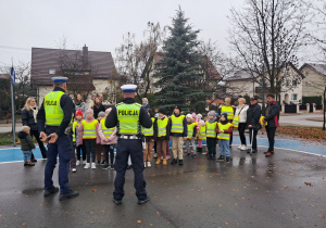 W ramach konkursu "Odblaskowa szkoła" uczniowie ze Szkoły Podstawowej w Sielcu zaprosili Seniorów z Akademii Aktywnego Seniora w Opocznie oraz przedszkolaków z Przedszkola nr 2 w Opocznie do wspólnej prelekcji o bezpieczeństwie na drodze i potrzebie noszenia odblasków, która odbyła się w miasteczku rowerowym i została przeprowadzona przez Funkcjonariuszy z KPP w Opocznie.