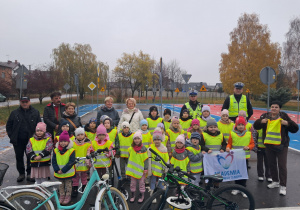 W ramach konkursu "Odblaskowa szkoła" uczniowie ze Szkoły Podstawowej w Sielcu zaprosili Seniorów z Akademii Aktywnego Seniora w Opocznie oraz przedszkolaków z Przedszkola nr 2 w Opocznie do wspólnej prelekcji o bezpieczeństwie na drodze i potrzebie noszenia odblasków, która odbyła się w miasteczku rowerowym i została przeprowadzona przez Funkcjonariuszy z KPP w Opocznie.