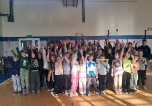 Uczniowie wyposażeni w elementy odblaskowe